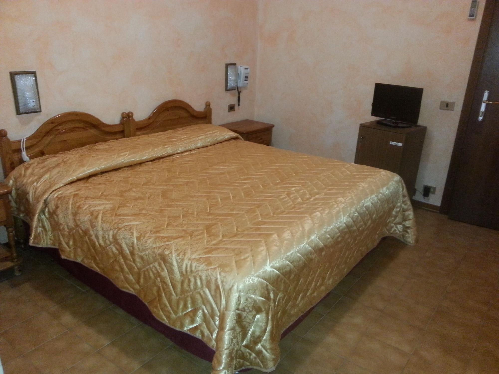 Hotel Belvedere Сан Дзено ди Монтаня Екстериор снимка