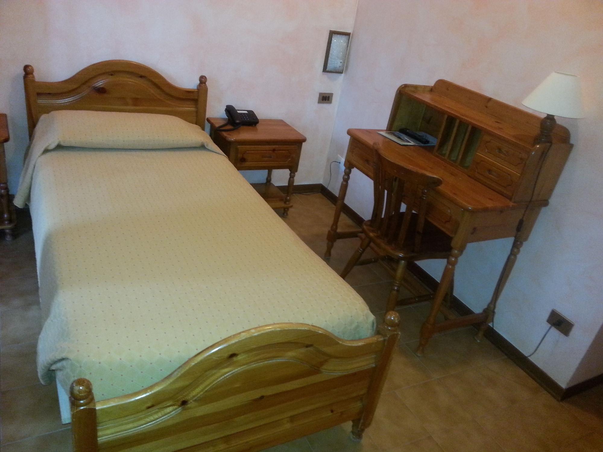 Hotel Belvedere Сан Дзено ди Монтаня Екстериор снимка