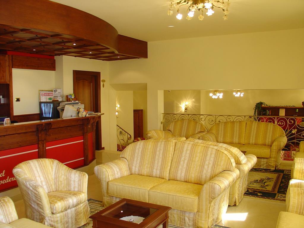 Hotel Belvedere Сан Дзено ди Монтаня Екстериор снимка